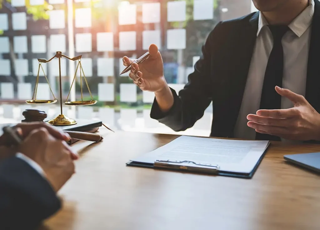 Las características del derecho empresarial se basan en la estructura de empresas.