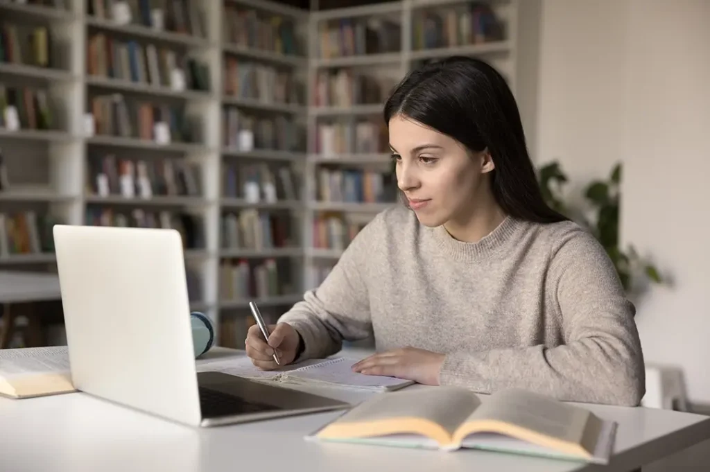 Los exámenes para ingresar a las universidades privadas pueden ser el PAA, CENEVAL EXAN II o el EXHCOBA