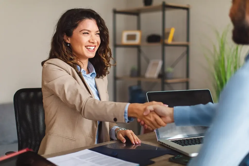 Si eres egresado de universidad, personaliza tu curriculum vitae para cada oferta de trabajo, así tendrás más oportunidades. 