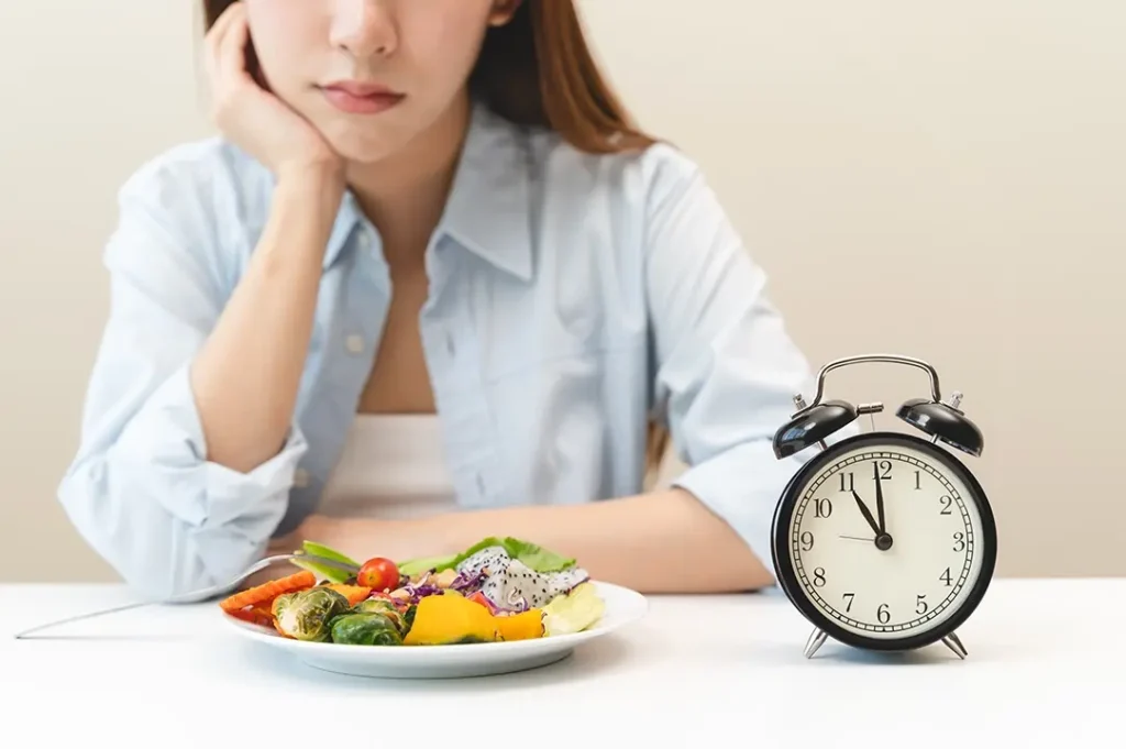 Antes de iniciar una dieta con ayuno intermitente se debe de consultar a un médico.