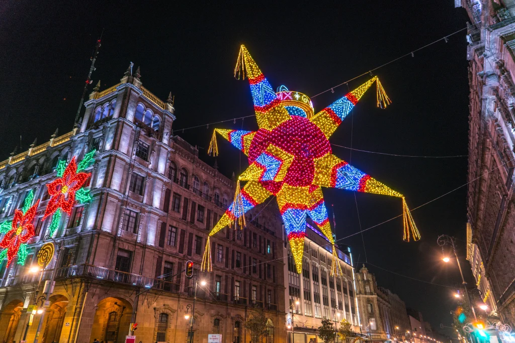 En México se recibe el Año Nuevo 2025 con celebraciones y rituales como ir al Centro o a las avenidas principales.