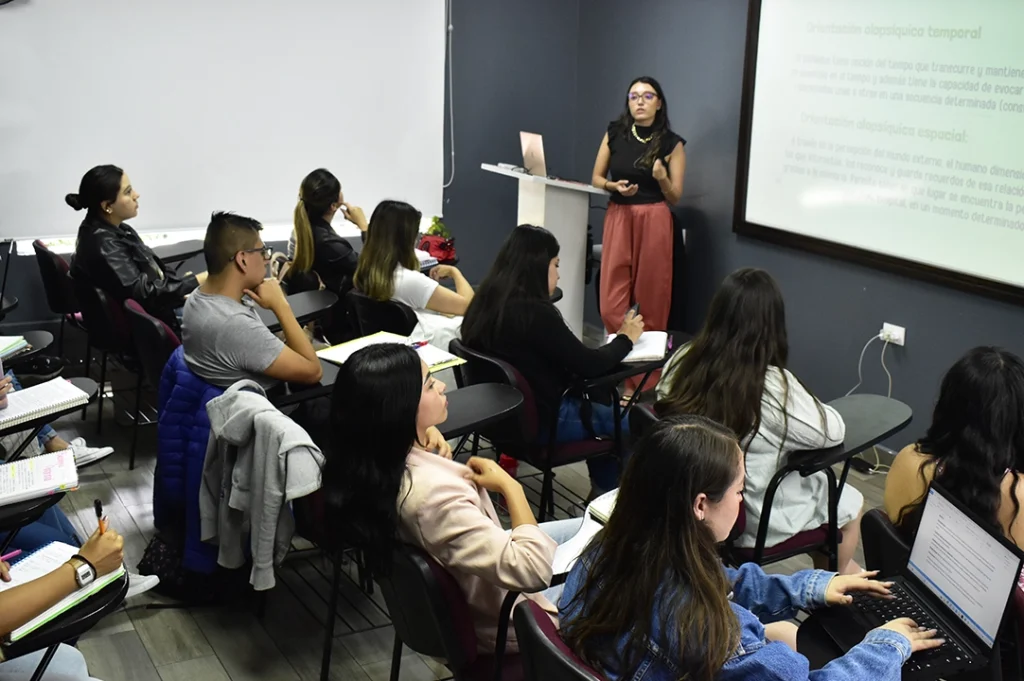 Nuestros profesores cuentan con la especialización necesaria y excelencia académica.
