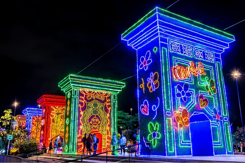 Medellín se distingue por su Ruta de la Luz, llena de magia y creatividad.