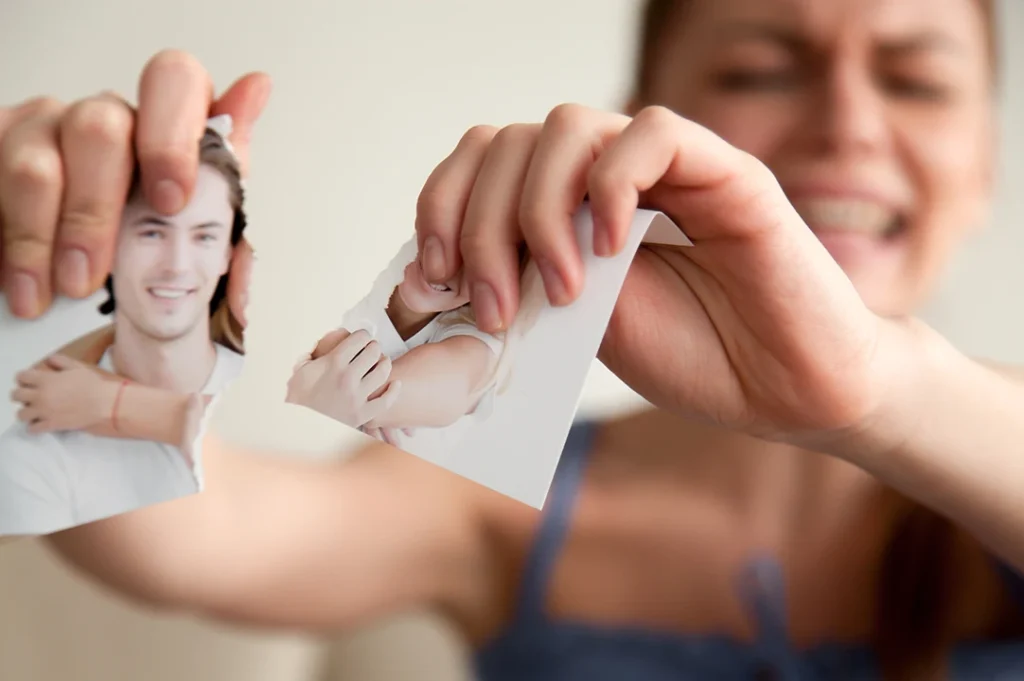 Para reparar el corazón roto de una mujer se recomienda la terapia ocupacional. 