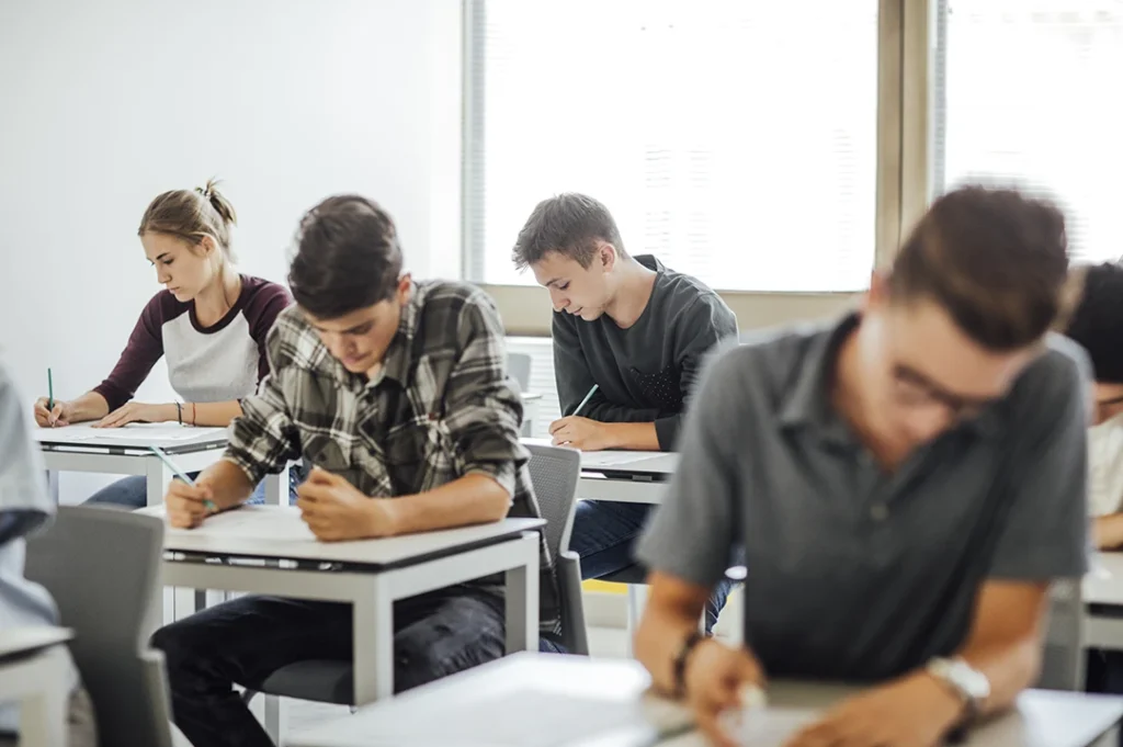 Algunas universidades dividen en secciones los exámenes; otras más, sólo emplean una sección, y otros más complementan estos exámenes con entrevistas.