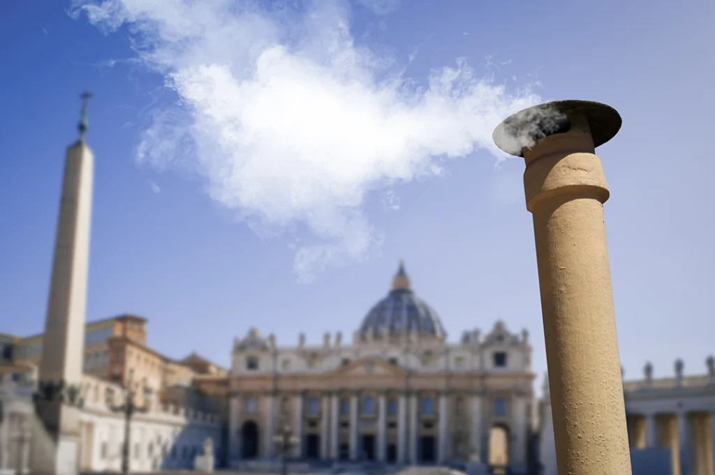 El humo blanco significa que ya hay Papa. Este momento es seguido por millones de personas alrededor del mundo.