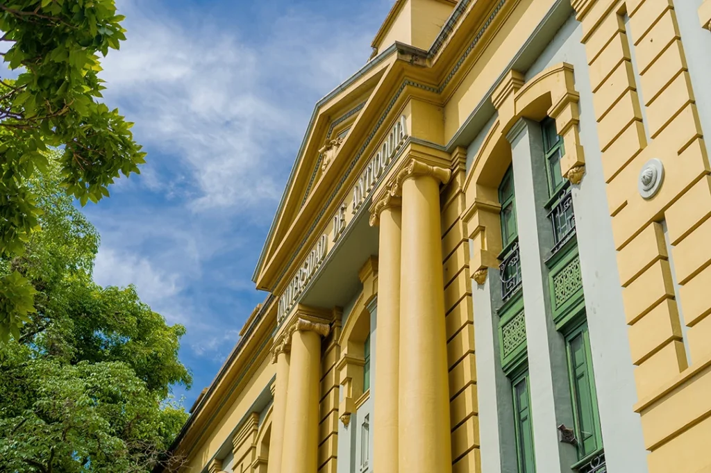 Dentro de las mejores universidades de Colombia, está la Universidad de Antioquia, un referente en la educación superior. 