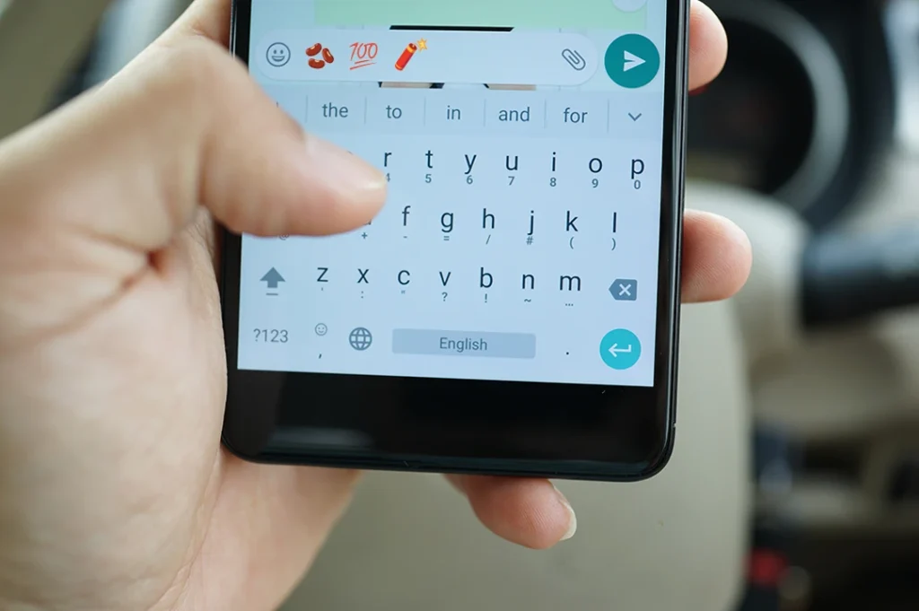 Uso de códigos lingüísticos y emojis como símbolos de identidad incel para diferenciar entre “despiertos” y “engañados”.
