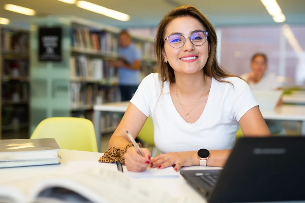 Usa la IA para generar ideas, organizar tus tareas, puede ser tu asistente virtual. Potencia tu aprendizaje.