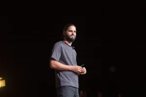 Conferencia de Farid Dieck en Humanitas, llena de reflexiones.