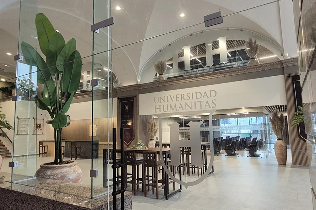 Universidad Humanitas con el Campus Ejecutivo Monterrey ofrece un entorno ejecutivo perfecto que impulsará tu crecimiento profesional. 
