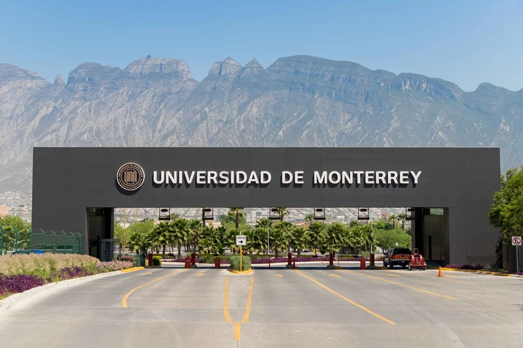 El campus principal de UDEM se localiza en los límites de San Pedro Garza García y Santa Catarina.
