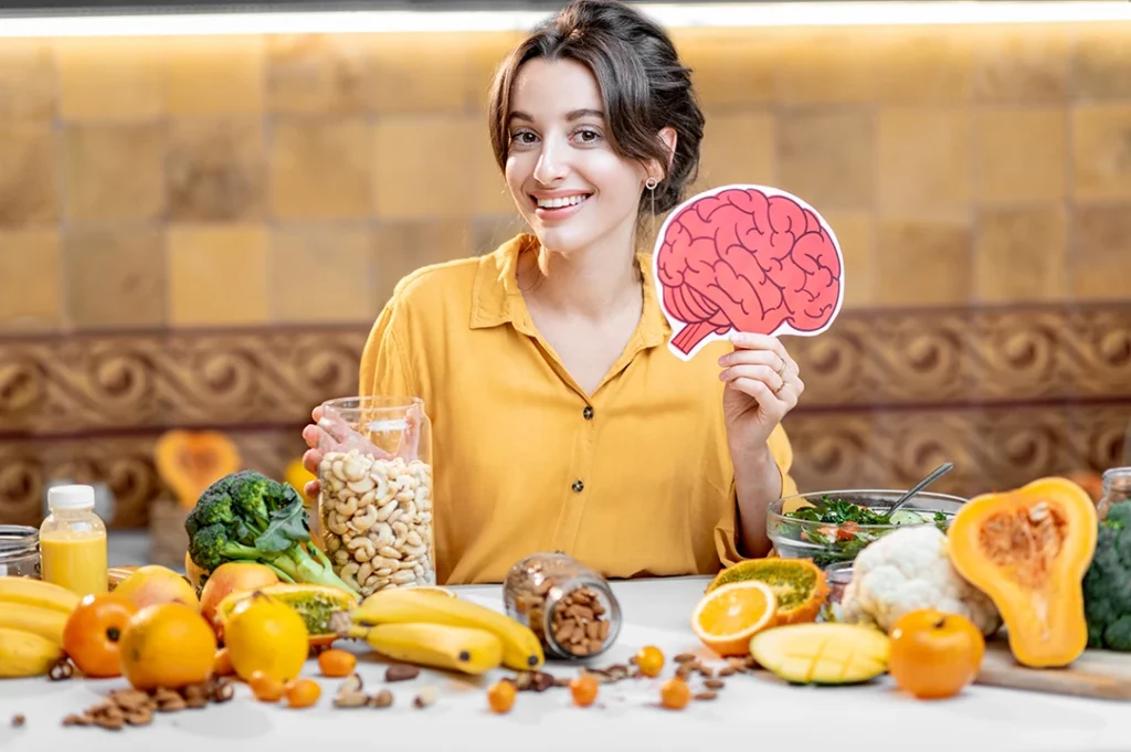Los hábitos saludables que ayudan al cerebro son: hacer ejercicio y comer sanamente.
