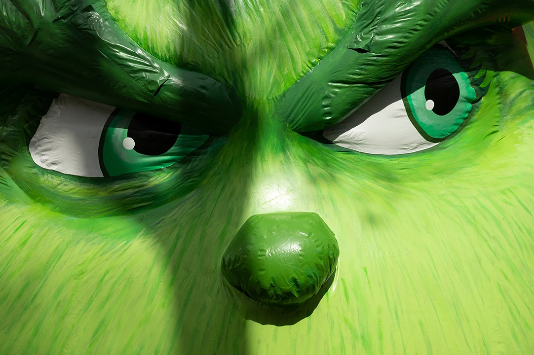 El Grinch que se robó la Navidad es mucho más que un personaje gruñón: es un espejo en el que, en algún momento, casi todos nos hemos reflejado.
