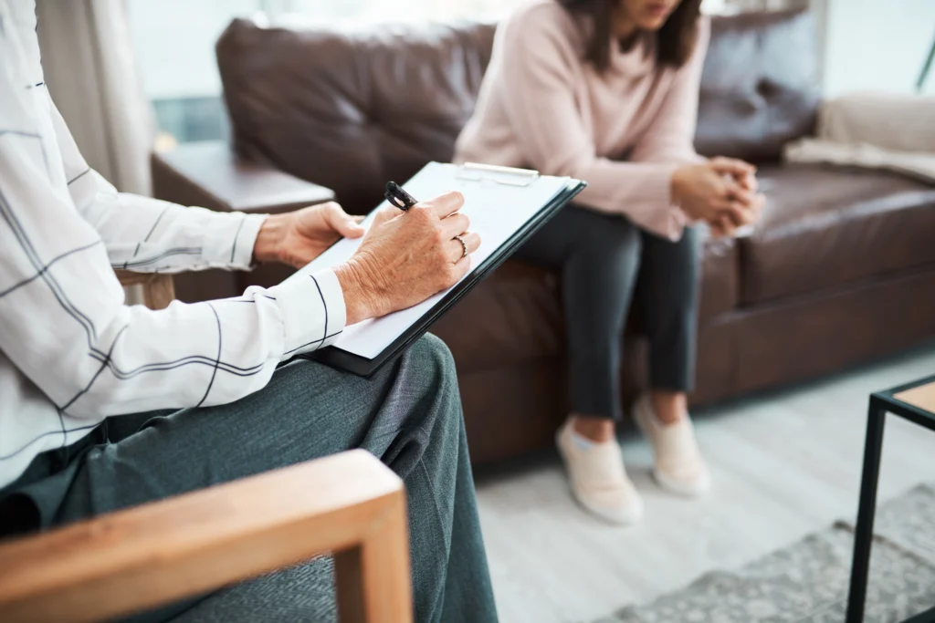 Interpretar los sueños en terapia no busca adivinación, sino comprensión.