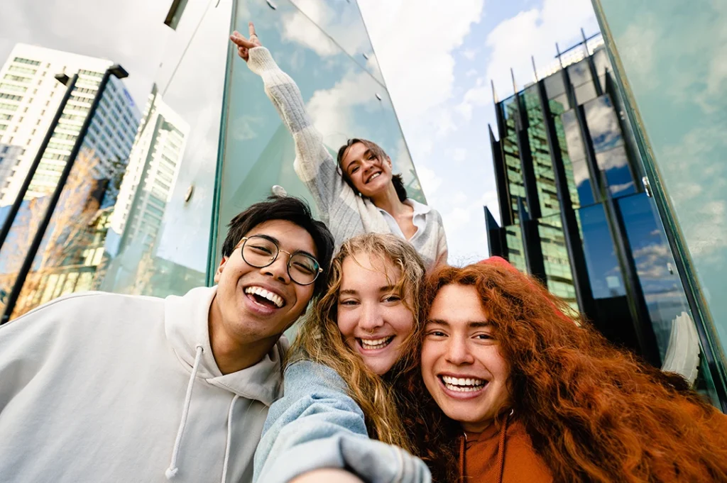 La Generación Z ha transformado las dinámicas de las relaciones amorosas y cómo ligar, priorizando la autenticidad, el bienestar emocional y la claridad.