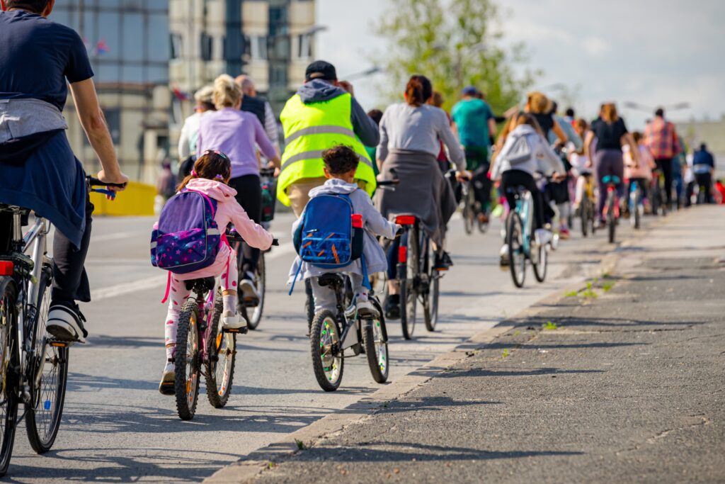 Convivencia vial; ciclistas en una avenida urbana.