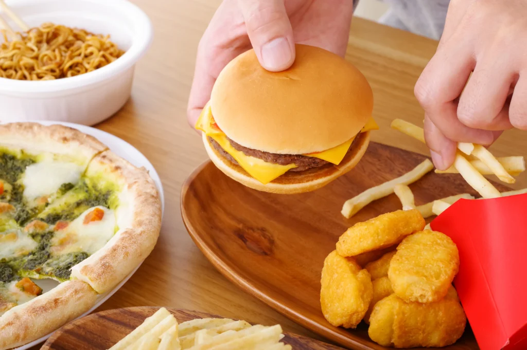 La comida chatarra o rápida es fácil de conseguir, pero consumirlas habitualmente puede resultar en graves consecuencias a largo plazo.