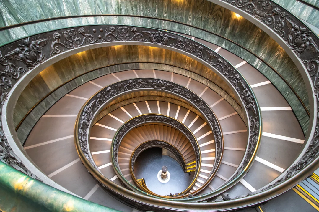 Escaleras del Vaticano con líneas que ilustran la proporción áurea y la secuencia de Fibonacci.