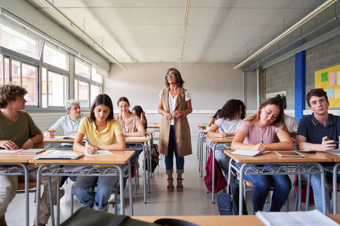 Pedagogía crítica de Paulo Freire con estudiantes en círculo de diálogo.