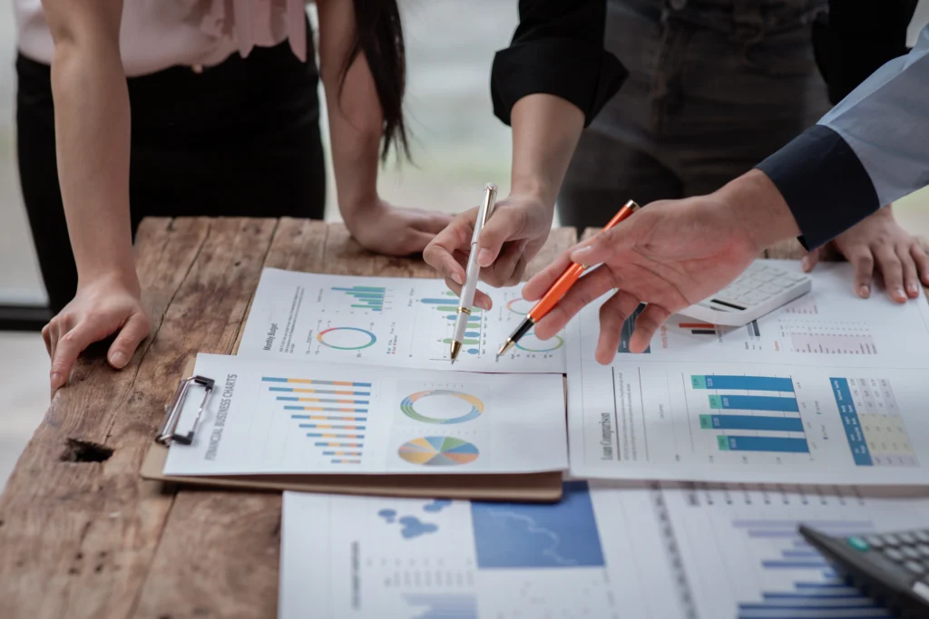 Un experto en Finanzas puede asesorar a organizaciones sobre su salud financiera y resiliencia.