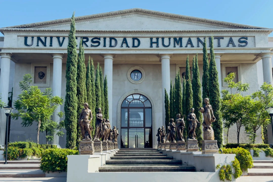 Universidad Humanitas en México con áreas verdes y arquitectura neoclásica.