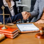 Juez examinando un expediente civil para resolver un incidente de nulidad de actuaciones.