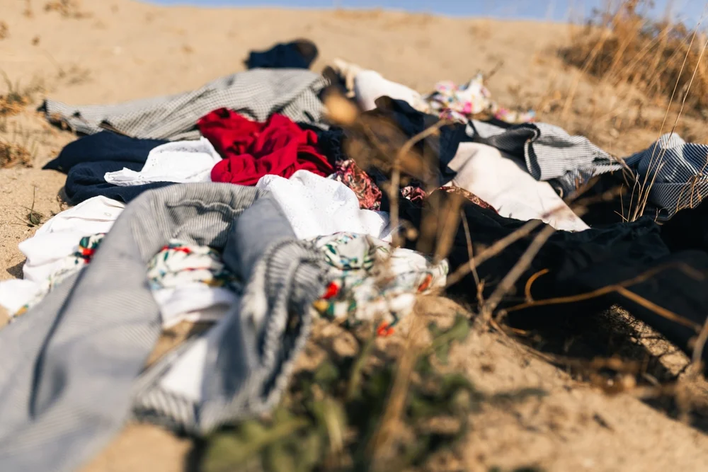 En Chile, el Desierto de Atacama se ha convertido en un basurero de fast fashion proveniente de Estados Unidos y China.