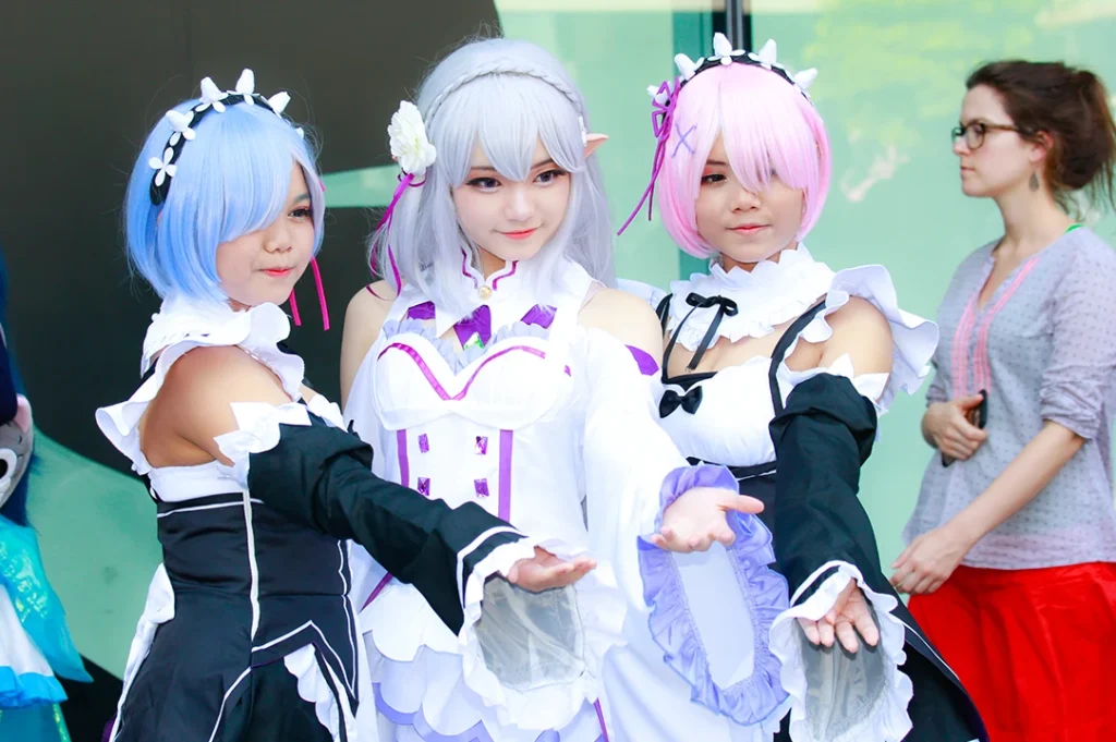 Un prejuicio sobre los otakus es que viven en soledad, sin embargo, muchos de ellos participan en eventos, convenciones y actividades que se convierten en punto de encuentro para establecer vínculos. 